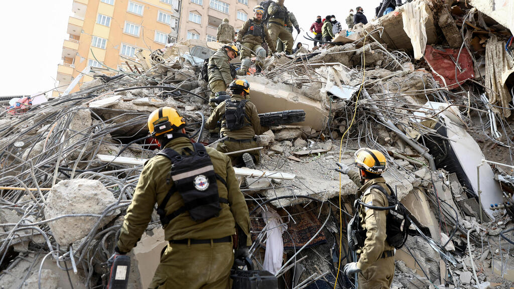 המשלחת חילצה 18 לכודים בחיים. פיקוד העורף פועל בקרמאנמרש (צילום: רויטרס) פיקוד העורף מחפשים לכודים בהריסות בטורקיה