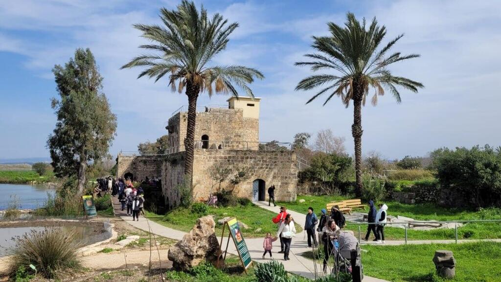 מטיילים בשמורת הטבע עין אפק (צילום: תמר עבדת, רט''ג) מטיילים בשמורת הטבע עין אפק