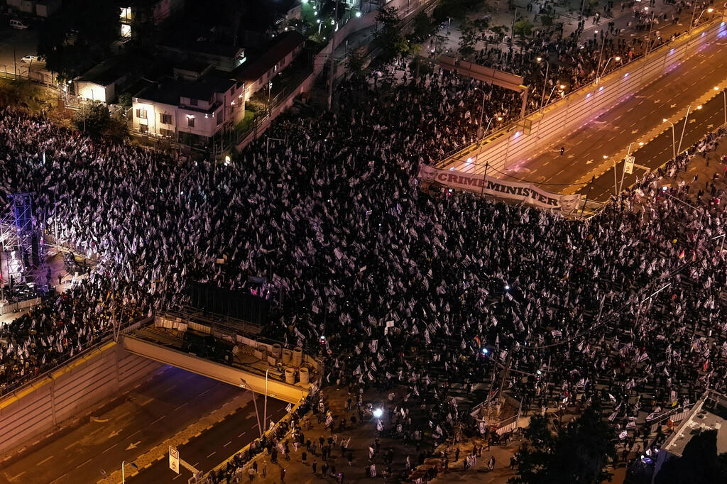 ההפגנה ברחוב קפלן. מתנגדי הרפורמה במערכת המשפט קוראים לחוקה (צילום: רויטרס) המפגינים חוסמים את נתיבי איילון