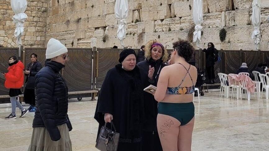 Женщина разделась до нижнего белья у Стены плача в Иерусалиме