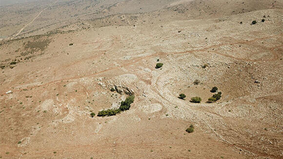 Depressions in the Golan Heights (Photo: Prof. Oded Aharonson, Davidson Institute of Science) חלק מהג'ובות אינן במישורי הבזלת, אלא במחשופי סלעי המשקע ממערב להם. שתיים מהג'ובות בסלעי המשקע