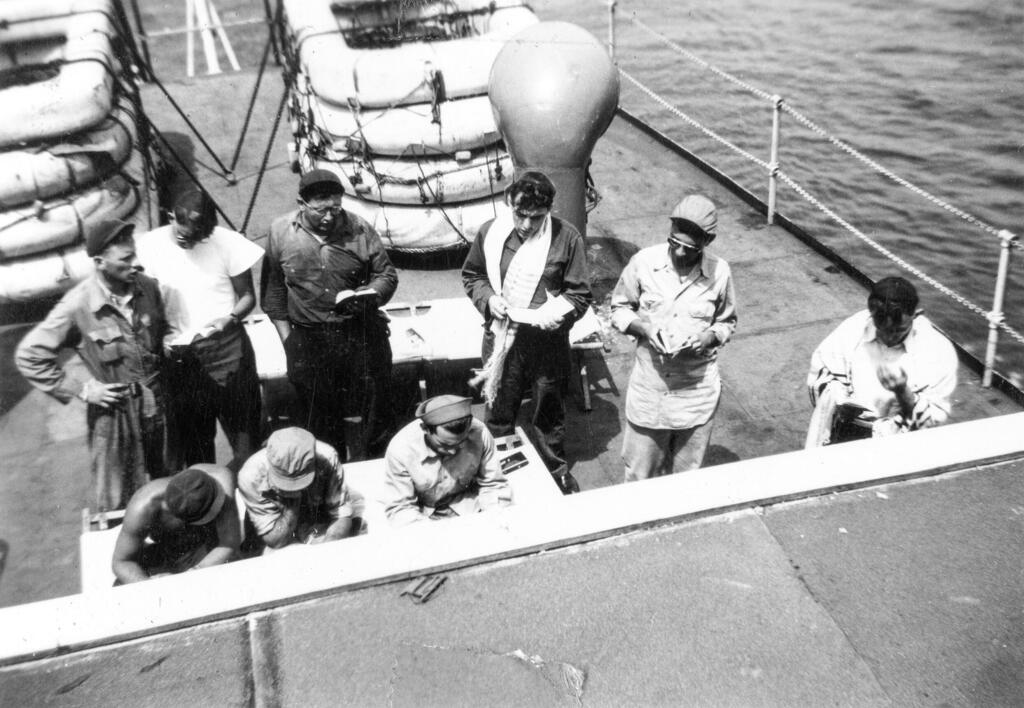 Prière de l'équipage de Paducah (plus tard "Deliverance") à bord du navire Rosh Hashanah, en mer Noire près de Burgas, le 15 septembre 1947