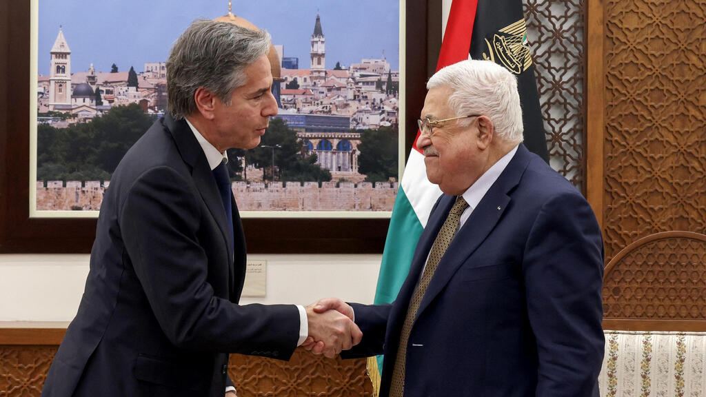 שוחח גם עם אבו מאזן. בלינקן (צילום: רויטרס) אבו מאזן ואנתוני בלינקן
