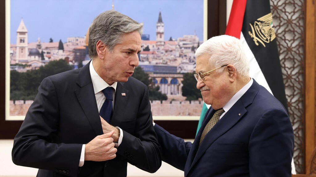 בלינקן ביקש להימנע מכך, אבל הקבינט החליט על הכשרת 9 מאחזים בלתי-חוקיים. מזכיר המדינה במהלך פגישתו עם אבו מאזן בחודש שעבר (צילום: רויטרס ) אבו מאזן ואנתוני בלינקן
