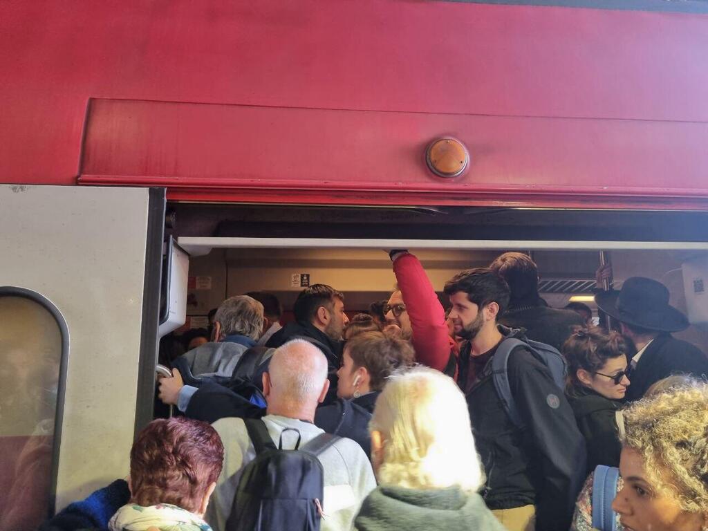 עומסים בתחנת רכבת ההגנה לפני ההפגנה בירושלים