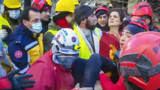 טורקיה אישה מחולצת מה הריסות אתמול יום ראשון ב קרמנמנרש רעידת אדמה