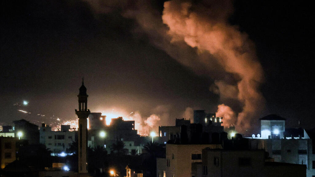 תיעוד מתקיפת צה"ל הלילה בעזה (צילום: AFP) תיעוד מתקיפת צה"ל הלילה בעזה