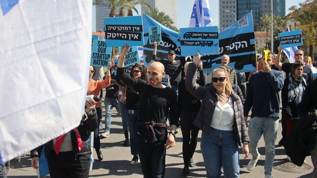 יקיימו מיצג "לפטופים נטושים". מחאת ההייטקיסטים (צילום: מוטי קמחי) ההייטקיסטים חוסמים את קפלן בתל אביב בהפגנה להצלת הדמוקטיה