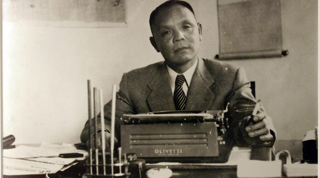 Ho Feng-Shan poses for a photo taken while he was a Chinese consul in Egypt (Photo: Carlos Avila Gonzalez/The San Francisco Chronicle via Getty Images) Ho Feng-Shan poses for a photo taken while he was a Chinese consul in Egypt