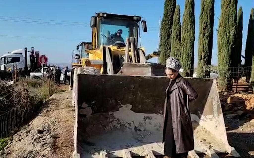 ניצבת מול הדחפור, לפני העימות עם השוטרים חברת הכנסת לימור סון הר מלך בפינוי הכרם באזור בנימין