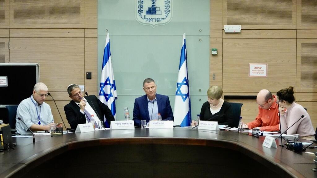 דנו בהצעת החוק שתחייב חברות תעופה להעביר פרטים על הטסים. ועדת חוץ וביטחון (צילום: שלו שלום) ועדת החוץ והביטחון