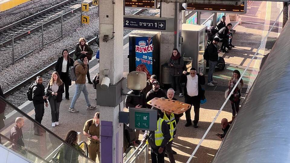 תחנת סבידור מרכז לאחר התאונה, אתמול אדם נכנס לשטח המסילה בניגוד להנחיות בתחנת ת"א סבידור מרכז ונפגע מרכבת חולפת
