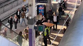 אדם נכנס לשטח המסילה בניגוד להנחיות בתחנת ת"א סבידור מרכז ונפגע מרכבת חולפת