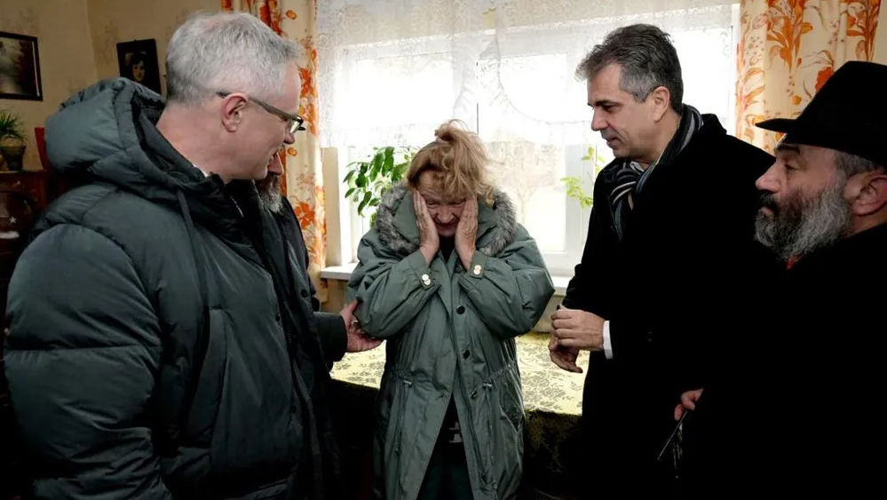 Ministro das Relações Exteriores de Israel, Eli Cohen (R), visita casas de residentes em Bucha, região de Kiev, Ucrânia