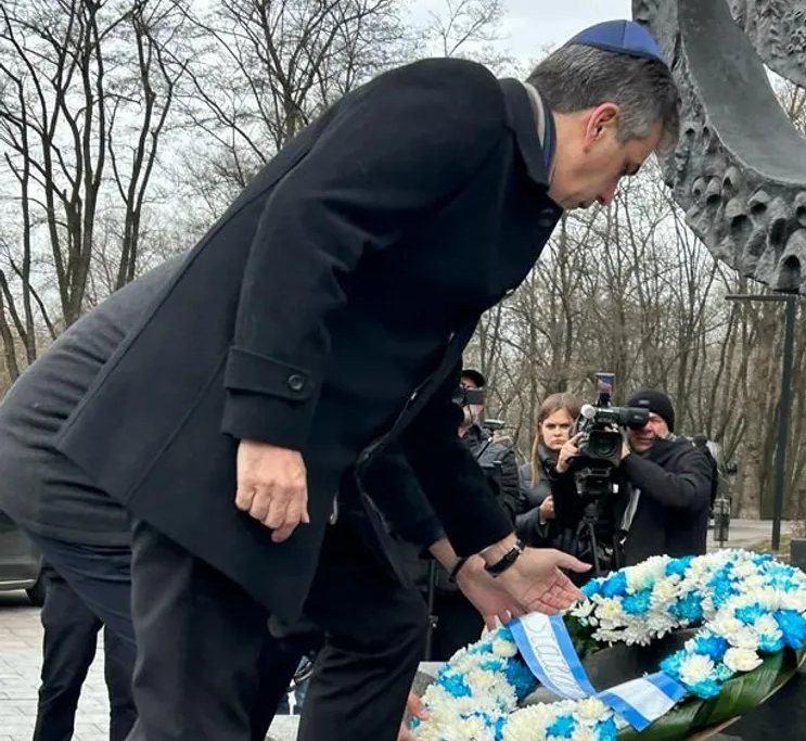 O ministro das Relações Exteriores de Israel, Eli Cohen, deposita flores no memorial em Babi Yar, na Ucrânia