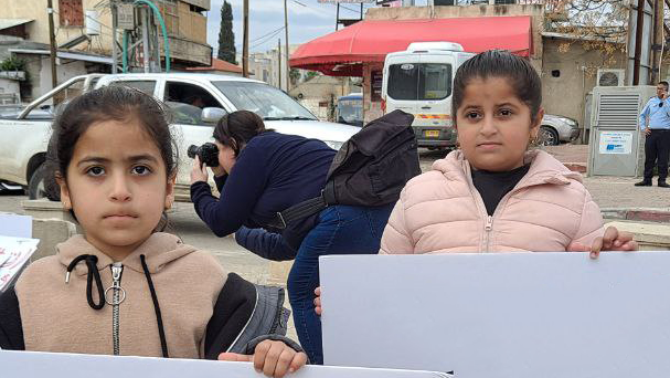 האחיות איתן ולורין אזברגה מחאה בלוד בעקבות האלימות בחברה הערבית