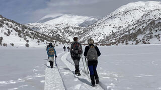 הקבוצה צועדת בשלג בעמק מן