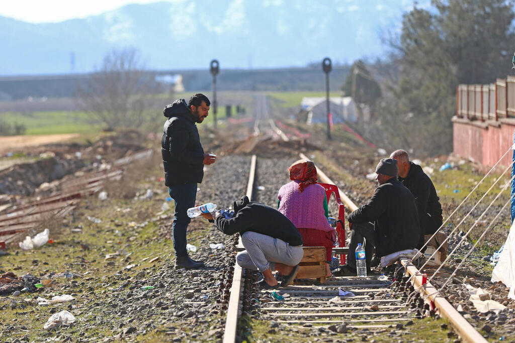 Turquie Des personnes déplacées sont assises sur des voies ferrées près d'un camp de tentes lors du tremblement de terre de Gaziantep