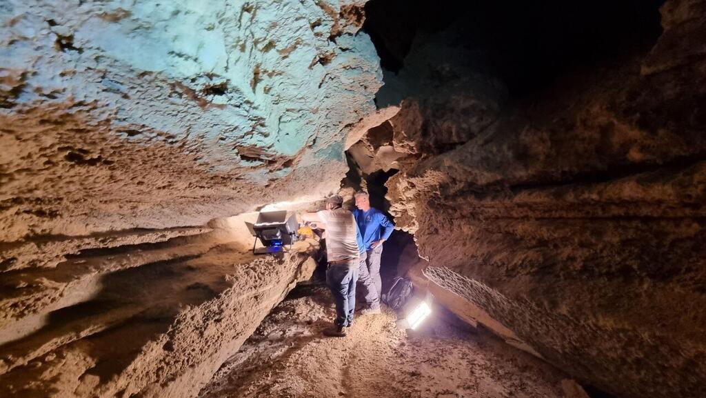 Inside the salt cave (Photo: Assaf Kamar) אין אור טבעי בתוך המערה