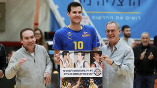 גיא פניני שחקן מכבי ת"א עם אלדד אקוניס יו"ר בני הרצליה