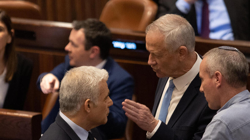 גנץ ולפיד. קוראים לעצור את החקיקה ולהגיע לבית הנשיא (צילום: אלכס קולומויסקי) בני גנץ ויאיר לפיד במליאת הכנסת