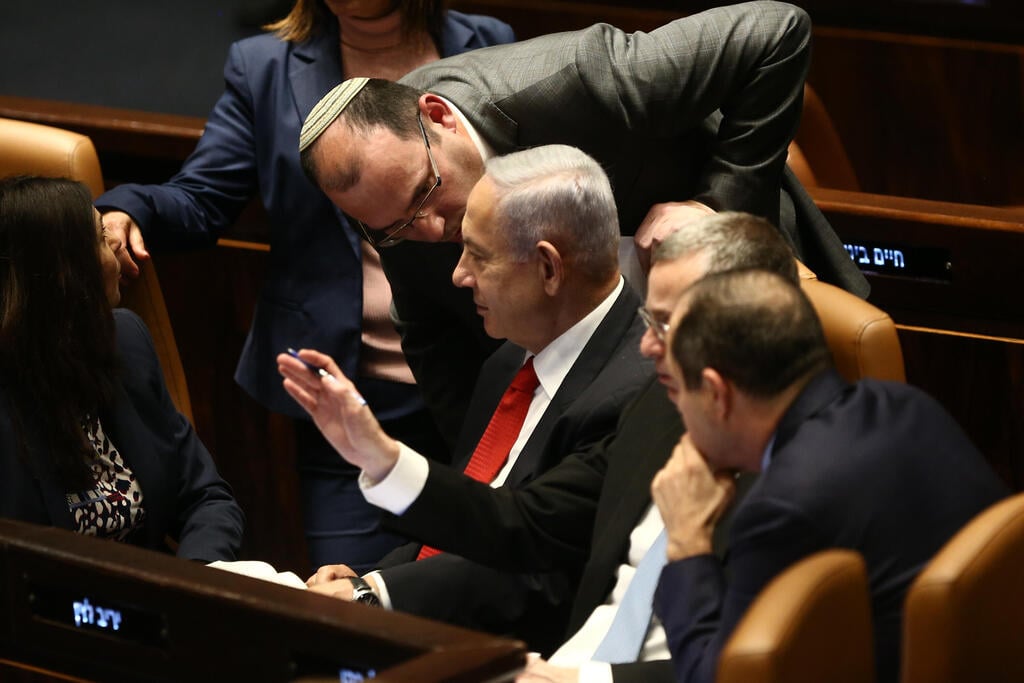 רוטמן ונתניהו, ארכיון. הצעת החוק לביטול בפועל של עילת הסבירות תרוכך בהמשך? זה עשוי להוביל לחיכוך פנימי (צילום: אלכס קולומויסקי) בנימין נתניהו, יריב לוין, מירי רגב, ושמחה רוטמן