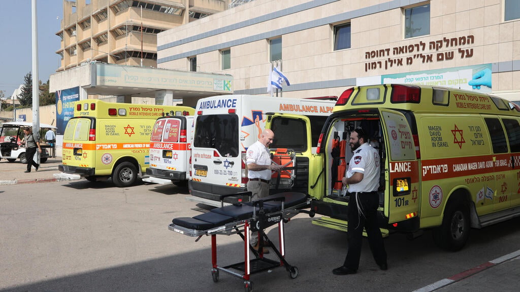 אמבלונסים בבית החולים קפלן. ארכיון (צילום: יריב כץ) אמבלונסים חדר מיון בית חולים קפלן