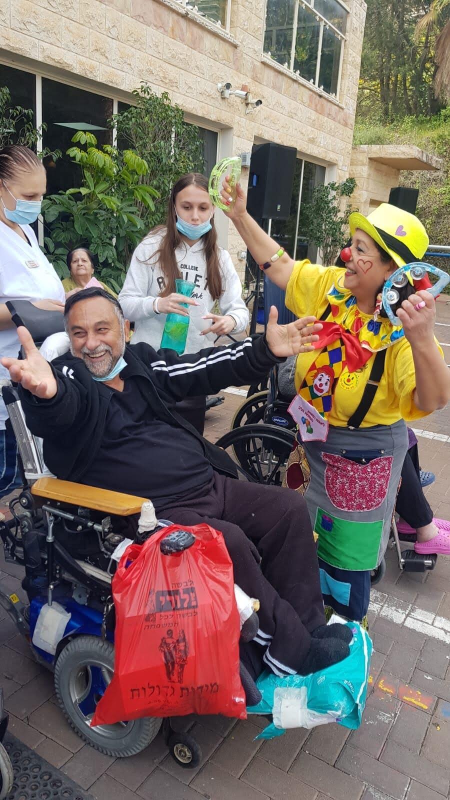 צילום: מיטל אסור חגיגות יום המעשים הטובים בית אבות