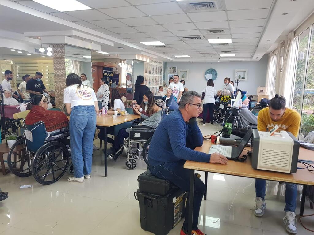 מתארגנים להפקה הגדולה (צילום: מיטל אסור) חגיגות יום המעשים הטובים בית אבות