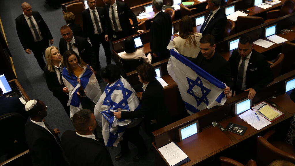 Muhalefet üyeleri, yasal reform yasalarıyla ilgili ilk okuma oylamasından önce kendilerini İsrail bayraklarına sarındı