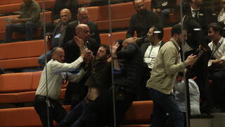 מפגינים הוצאו מיציע האורחים במליאת הכנסת מפגינים הוצאו מיציע האורחים במליאת הכנסת