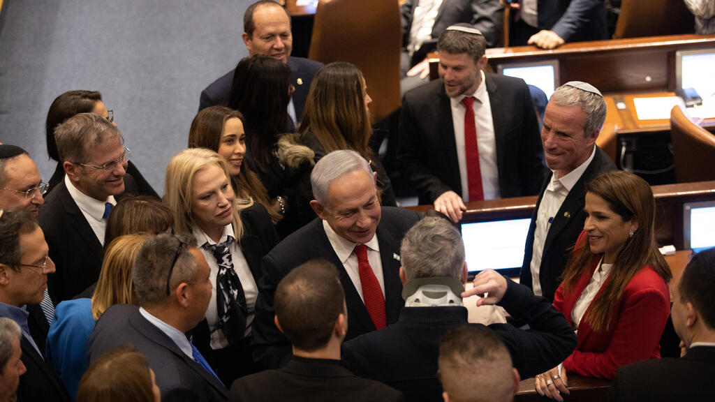 נתניהו עם טופורובסקי בפברואר. רגע שהרגיז את אנשי המחאה (צילום: אלכס קולומויסקי) בנימין נתניהו ובועז טופורובסקי