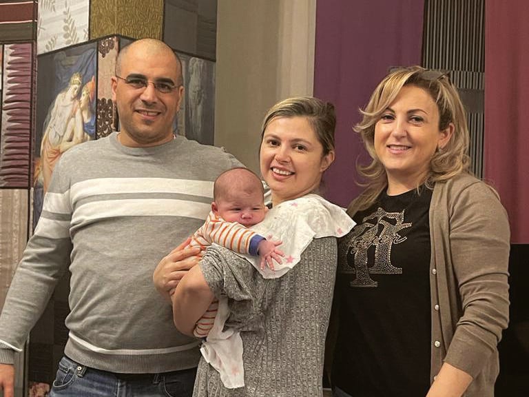 "הליווי טוטלי לאורך כל הדרך, לזוגות וגם לפונדקאית". בראון מייסדת עם משפחה שליוותה (צילום פרטי) אידה בראון מייסדת SurMom עם משפחה שליוותה