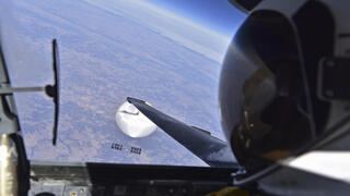 צילום סלפי של טייס מטוס ריגול אמריקני U-2 מעל בלון ריגול הבלון של סין שחלף מעל ארה