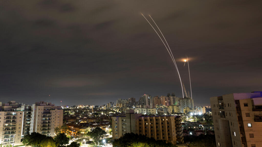 ארכיון. ירוט רקטה שנורתה מעזה (צילום: רויטרס) ירוט כיפת ברזל מעל אשקלון, אמש