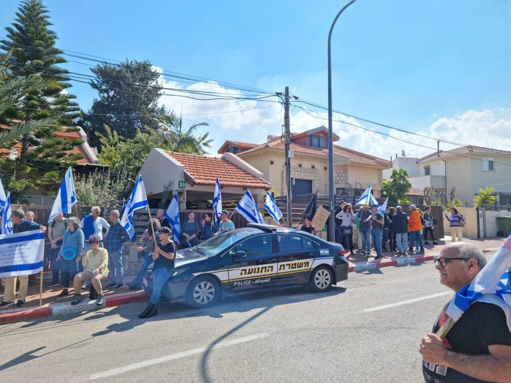 מפגינים בפתח ביתו של דיכטר באשקלון הפגנה מול ביתו של שר החקלאות אבי דכיטר באשקלון נגד הרפורמה המשפטית