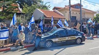 הפגנה מול ביתו של שר החקלאות אבי דכיטר באשקלון נגד הרפורמה המשפטית