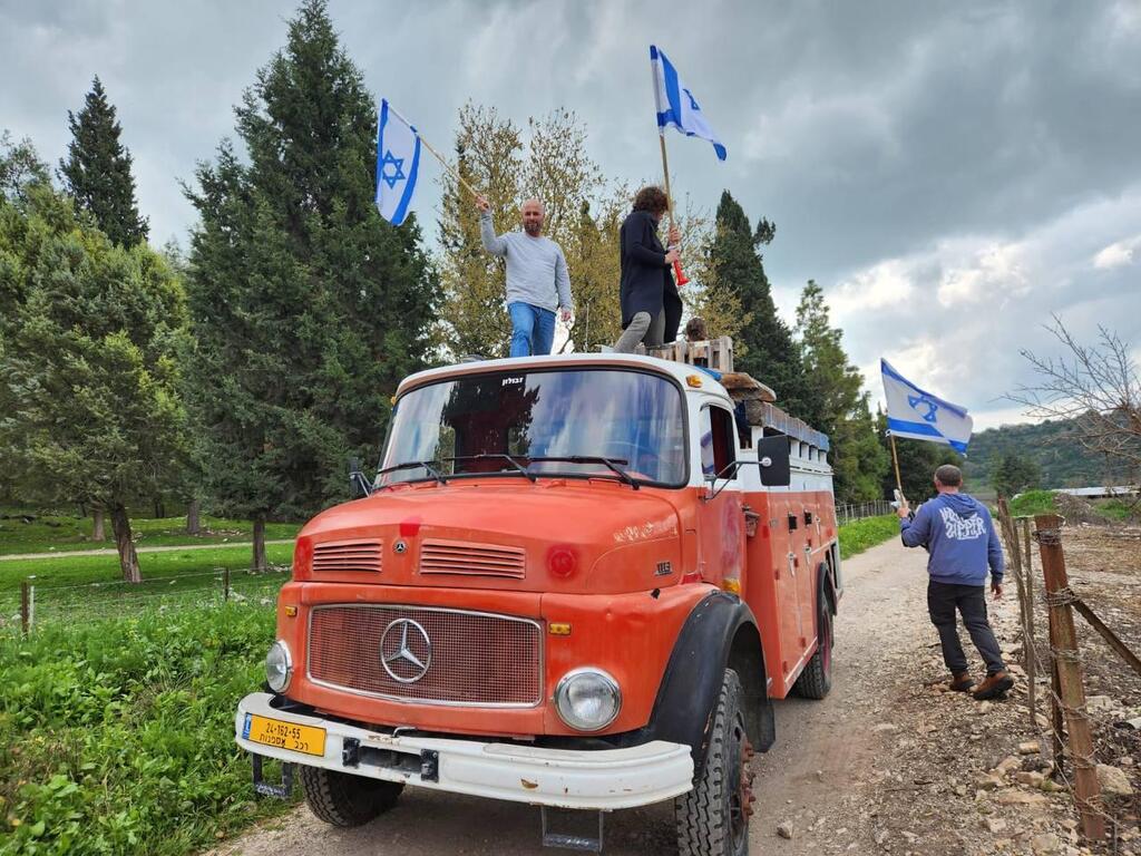 עם כבאית ישנה, ליד בית גלנט הפגנה מול ביתו של שר הביטחון יואב גלנט בעמיקם נגד הרפורמה המשפטית