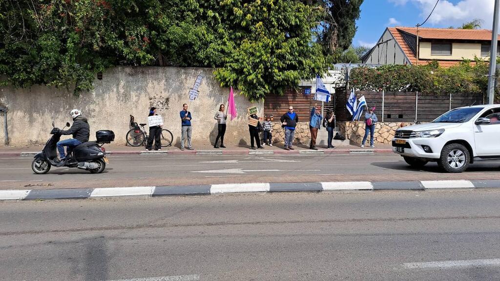 עצרת מחאה ליד בית השרה גמליאל הפגנה מול ביתה של שרת המודיעין גילה גמליאן בתל אביב נגד הרפורמה המשפטית