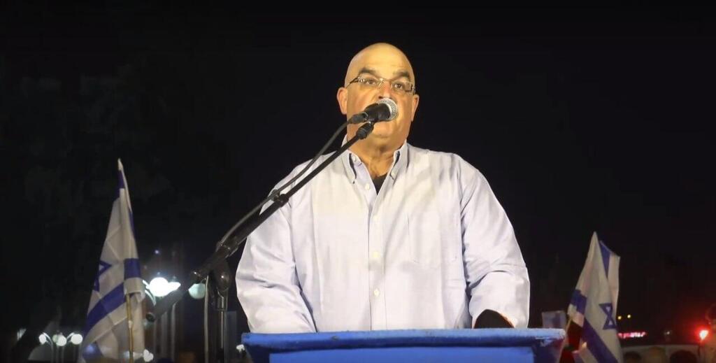 עומרי שרון נואם בהפגנה בבאר שבע. "לא לדורסנות" (צילום: רועי עידן) עמרי שרון נואם בהפגנה בבאר שבע נגד המהפכה המשפטית