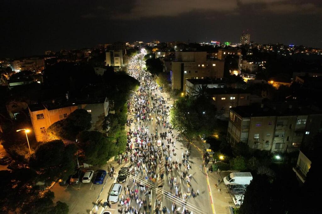 צעדת המחאה בחיפה. גם שם הפגינו רבבות (קרדיט: עמרי רוזנברג) הפגנה בקריית הספר בחיפה