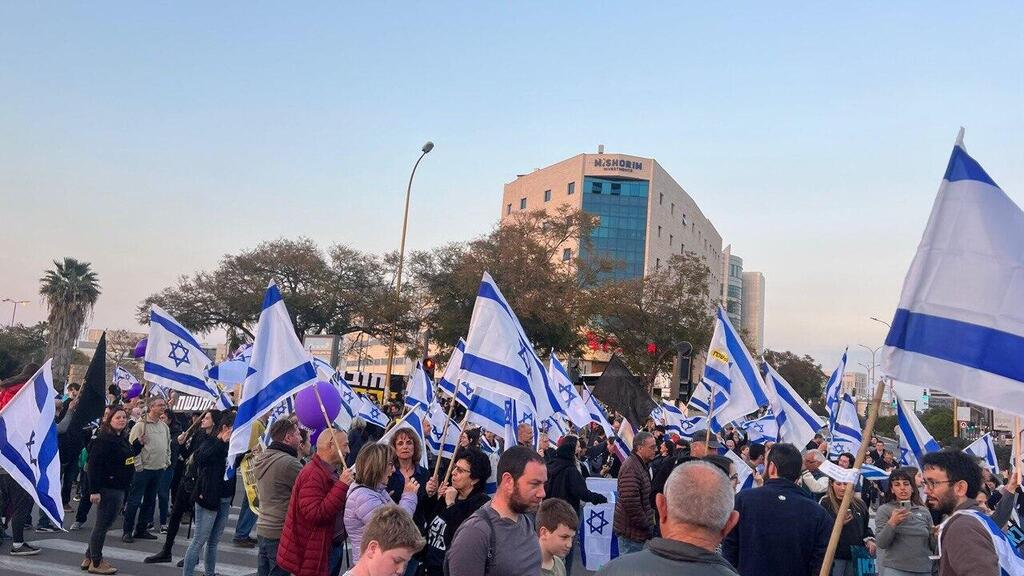 חוסמים את צומת פארק המדע ברחובות (צילום: איטל בציר אלשיך) הפגנה ברחובות גד המהפכה המשפטית