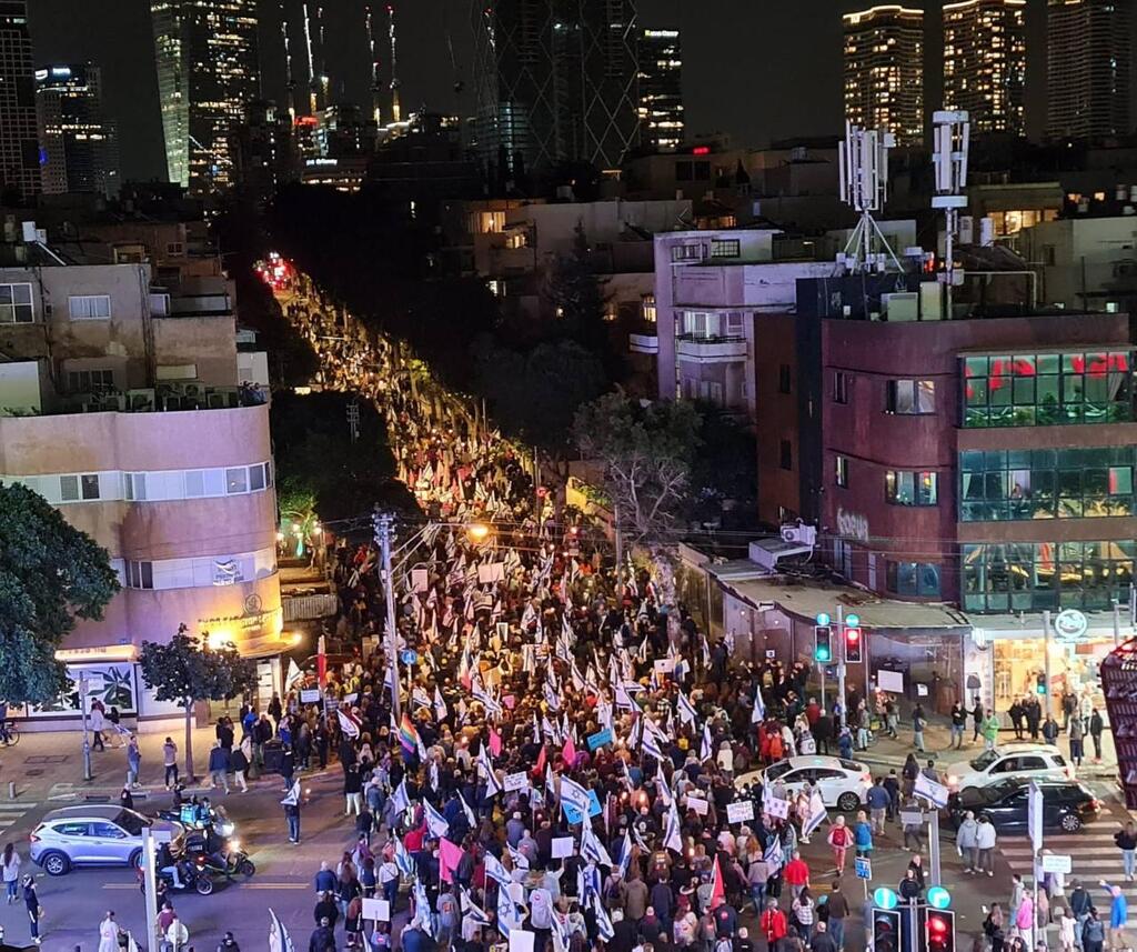 צעדת המחאה בתל אביב, מכיכר דיזנגוף (צילום: בן כהן מגפון ניוז) צעדה נגד המהפכה המשפטית בכיכר דיזינגוף בתל אביב