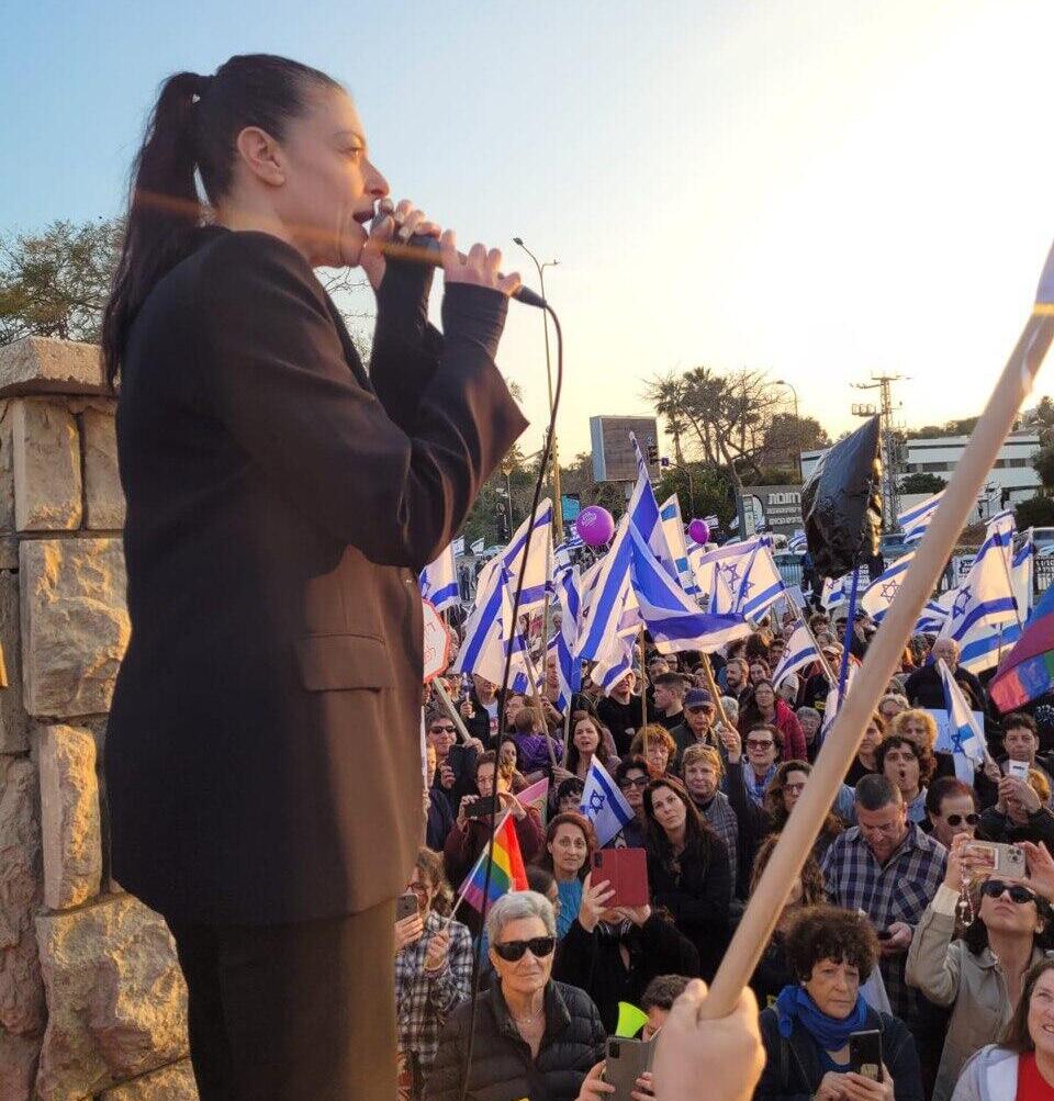מרב מיכאלי בהפגנה ברחובות מרב מיכאלי בהפגנה ברחובות נגד המהפכה המשפטית