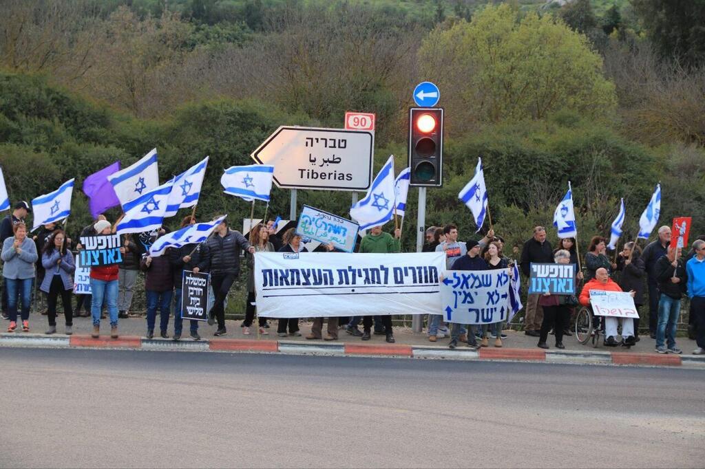 מפגינים בצומת גומא בגליל העליון (צילום: ענת זיסוביץ) הפגנה בצומת גומא נגד המהפכה המשפטית