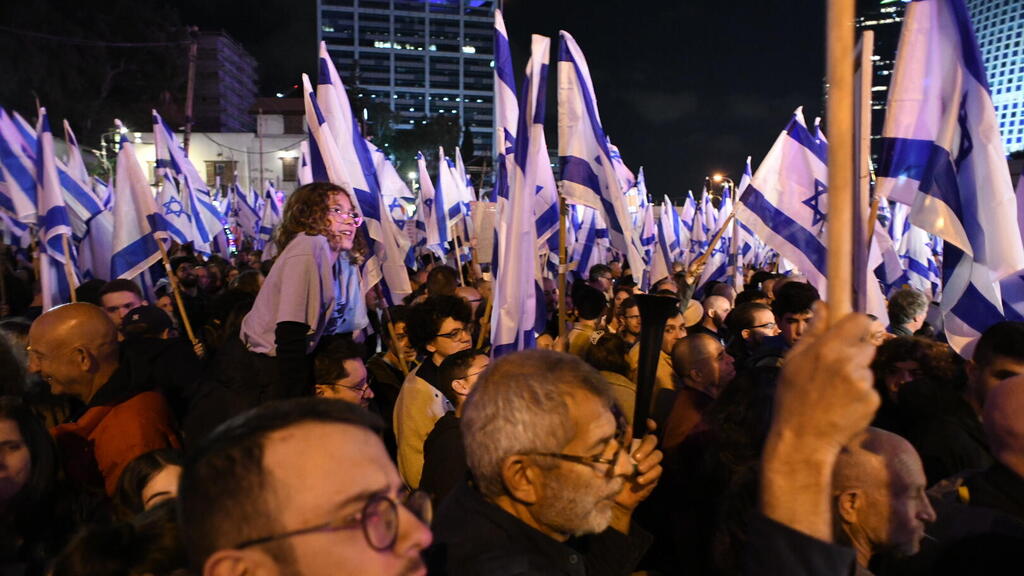 מפגינים הולכים על איילון בתל אביב