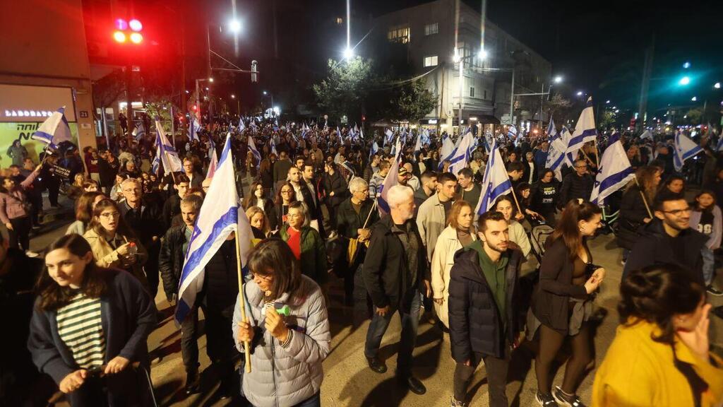 צעדת המחאה לפני ההפגנה, הערב (צילום: מוטי קמחי) צעדה נגד המהפכה המשפטית בכיכר דיזינגוף בתל אביב