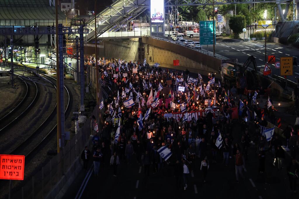 המונים על נתיבי איילון, אחרי פריצת המחסום המשטרתי (צילום: יובל חן) מפגינים הולכים על איילון בתל אביב