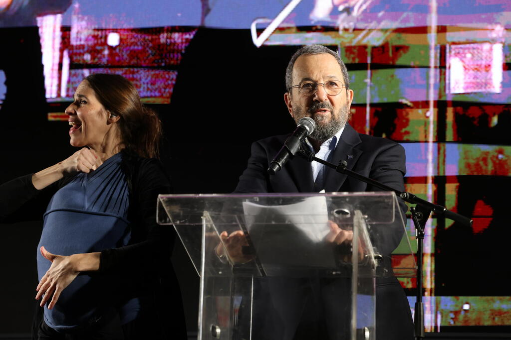 ברק בהפגנה בתל אביב. פנה להרצוג: "אתה עם מחנה ה-D9 או עם מחנה מגילת העצמאות?" (צילום: טל שחר) הפגנה ברחוב קפלן תל אביב נגד המהפכה המשפטית