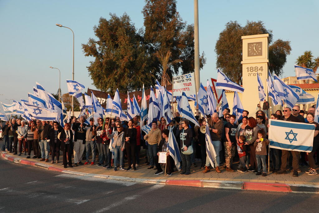 מפגינים בגדרה (צילום: דנה קופל ) מחאות נגד מהפכה משפטית בגדרה